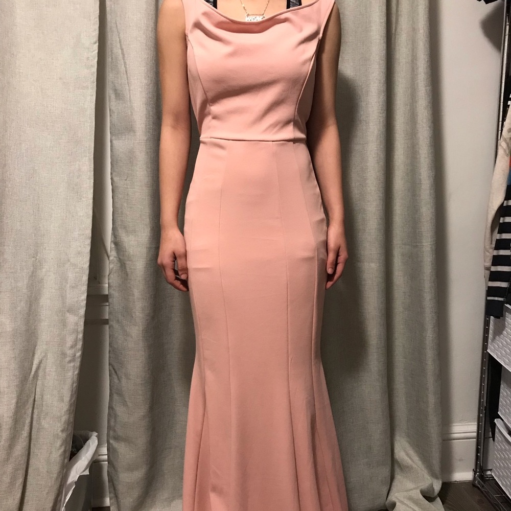 Plain pink fitted dress with a little mermaid cut